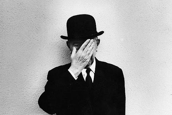 1930'da Galerie le Centaure ile olan sözleşmesi sona erince işsiz kaldı. Rotayı yine reklamcılık alanında çalışmak için Brüksel'e çevirirken araştırmacılar Magritte'in bu süre zarfında gelirini ünlü sanatçıların sahte resimlerini yaparak ve hatta belki de sahte para üreterek sağlayıp sağlamadığını tartışıyorlar.