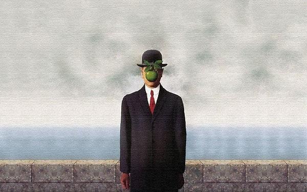 Bazı Fransız sürrealist sanatçılar gösterişli hayatlar sürerken, Magritte resimlerini sık sık dolduran melon şapkalı adamların sembolize ettiği gibi orta sınıf bir varoluşun sessiz anonimliğini tercih etti.
