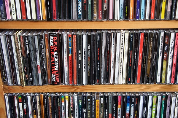 7. Приходится покупать весь альбом, чтобы выбрать одну понравившуюся песню, или ждать, пока она выйдет на радио, и записывать ее. Пропуск какой-либо части песни был недопустимым, и приходилось ждать, пока она не будет воспроизведена снова