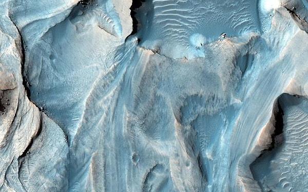 22. Krater katmanları burada inanılmaz bir şekilde görüntülenmiş: