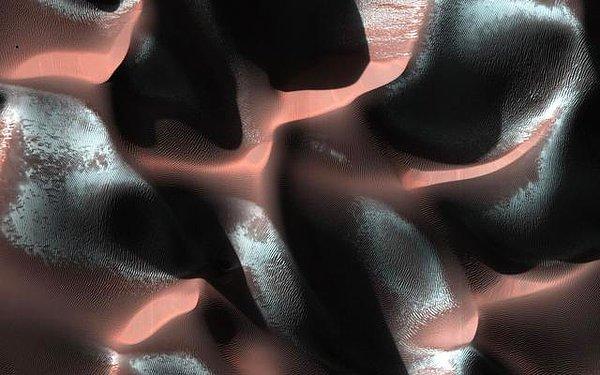 27. Kum tepeciklerinin inanılmaz göründüğü bir kare: