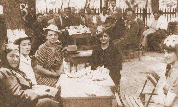 3. Kahvede oturan hanımefendiler, Düzce, 1945.