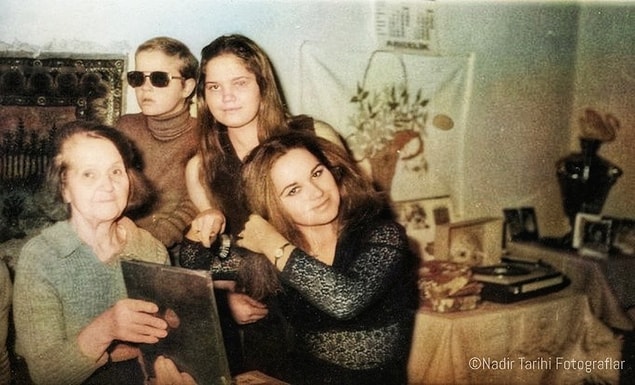 6. Paskalya bayramını evde kutlayan aile, Kars, 1975.
