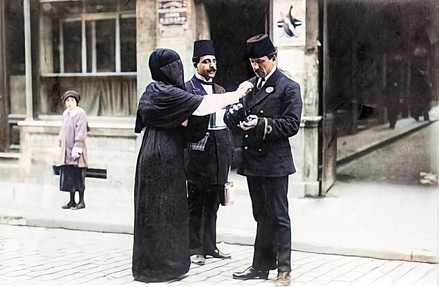 5. Bağış toplayan insanlar, İstanbul, 1915.
