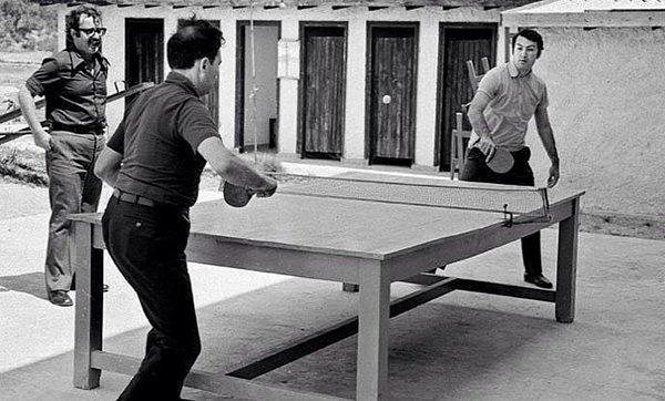 7. CHP kampında Deniz Baykal ile Bülent Ecevit masa tenisi oynuyor, 1972.