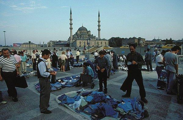 8. Eminönü'nde jeans satıcıları, İstanbul, 1996.