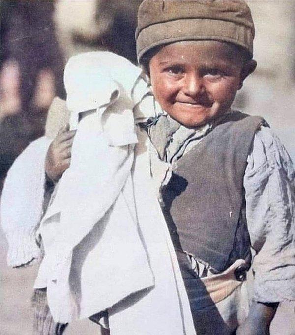 17. Milli Mücadele döneminde kıyafet yardımı yapılan çocuk, 1922.