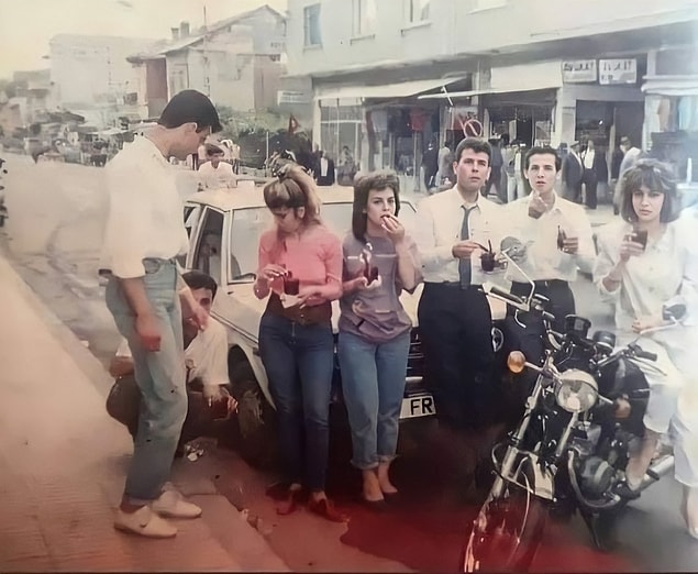 23. Şalgam suyu içen gençler, Adana, 1994.