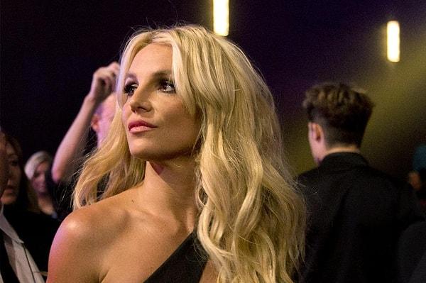 Los Angeles Mahkemesi, Britney Spears'in babası Jamie Spears'ın vasilik yetkisini askıya aldı.