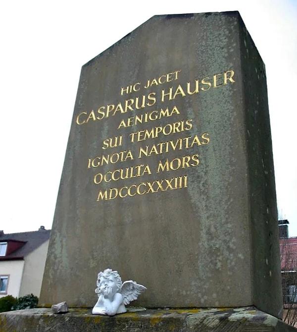 Almanya'nın Ansbach kentindeki Kaspar'ın mezar taşındaki yazıt, onun tuhaf, kısa hayatını hemen hemen özetliyor: