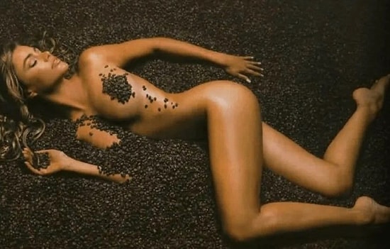 1 Ekim Kahve Günü'nde Soyundu, Kahve Çekirdekleri Üzerinde Çırılçıplak Poz Verdi!