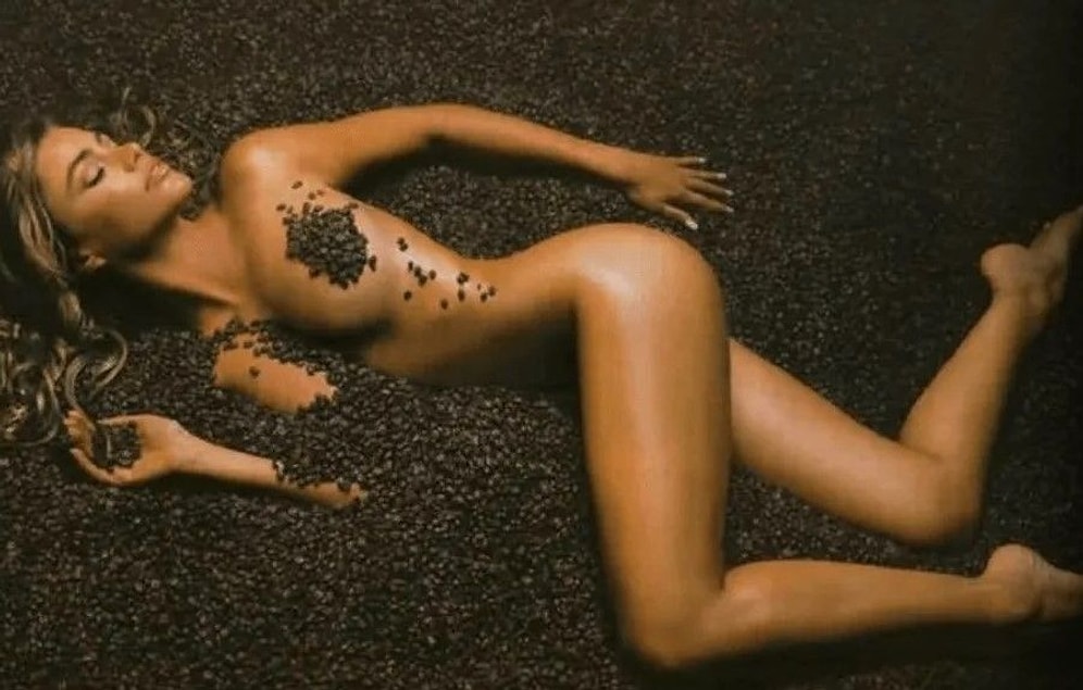 1 Ekim Kahve Günü'nde Soyundu, Kahve Çekirdekleri Üzerinde Çırılçıplak Poz Verdi!