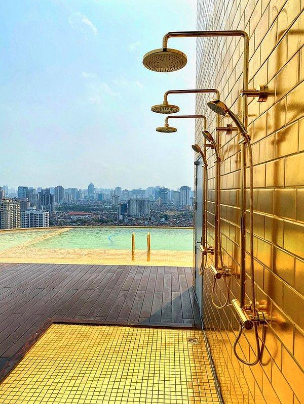 6. Hanoi'deki bir terasta yer alan dünyanın ilk altın kaplamalı otel duşu: