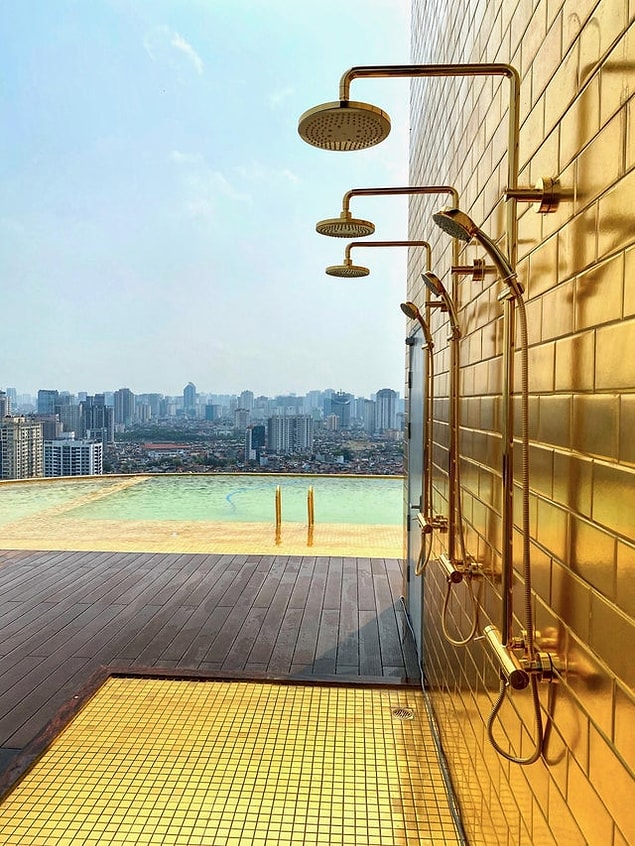 6. Hanoi'deki bir terasta yer alan dünyanın ilk altın kaplamalı otel duşu: