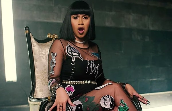 3. Bir süredir görmediğimiz Cardi B, Paris Moda Haftasına damga vurdu!