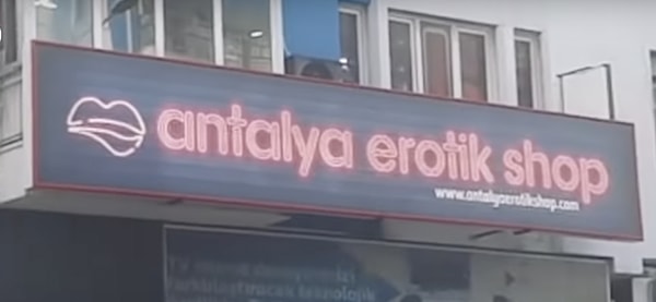 Acaba hangi şehirlerde daha çok ne satılıyor? Yani Türkiye'nin bir "fantezi haritası" var mı? Mehmet Bey yok diyor ve ekliyor: İstanbul kırbaçlanmayı severken Ankara şaplak sever, diyemeyiz.