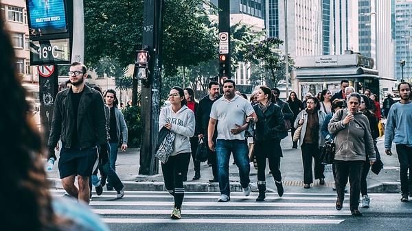 6. Kalabalık bir caddede yürürken gitmek istediğiniz yola bakmaya devam edin. Bunu yaptığınızda çoğu insan yolunuza çıkmaktan kaçınacaktır.