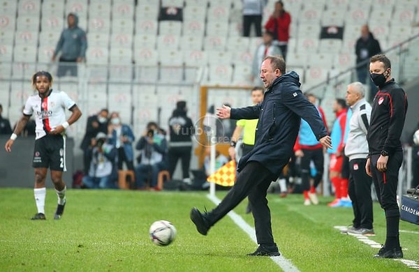 Beşiktaş'ta teknik direktör Sergen Yalçın 43. dakikada direkt kırmızı kart gördü.