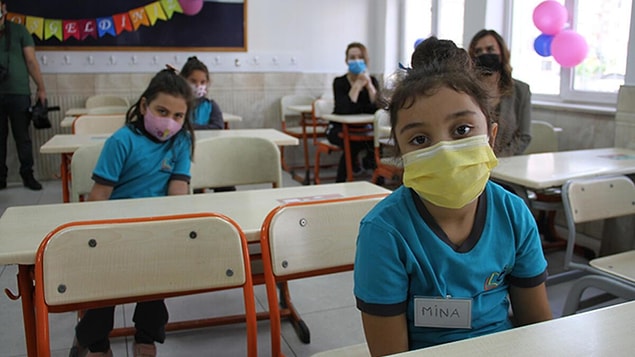 Kovid-19 temaslısı kabul edilen ilköğretim ve ortaöğretim öğrencilerinin karantina sürecinde de semptom gösterip göstermedikleri takip edilecek.