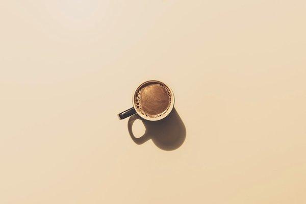 14. Büyük bir bardak kahve, kolada bulunandan 7 kat fazla kafein içerir.
