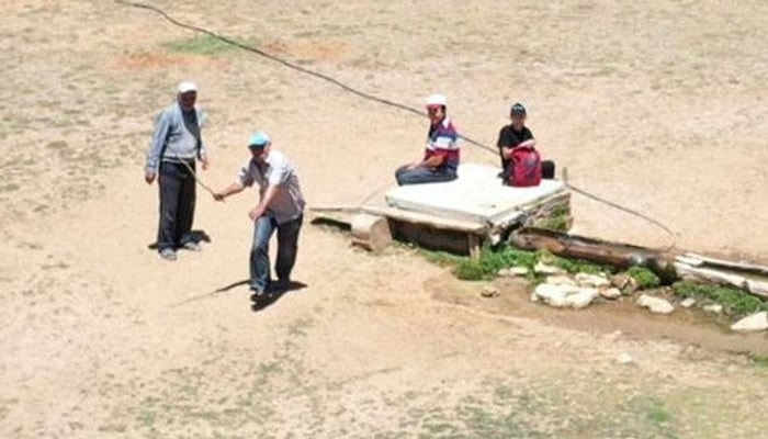 Sopayla Kovaladı: Antalya’daki Yaylada Drone Gören Çobanın İlginç Anları