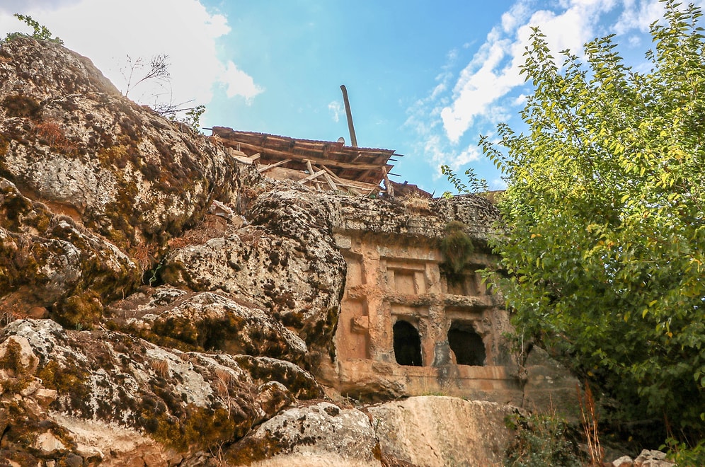 Antalya'da 2 Bin 500 Yıllık Mezarı Define Uğruna Patlatmışlar