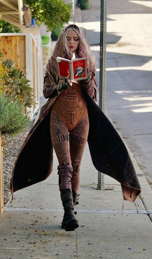 Grimes, giydiği gotik kostüm ve makyajla birlikte Karl Marx'ın 'Komünist Manifesto’ kitabını okurken görüntülendi.