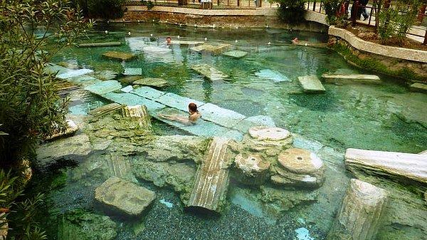 8. Roma döneminden kalma ve tarihi dokusuyla görenleri büyüleyen Pamukkale Hierapolis Antik (Kleopatra) Yüzme Havuzu: