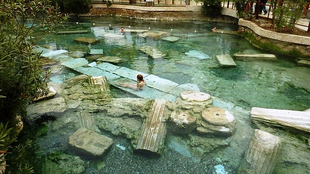 8. Roma döneminden kalma ve tarihi dokusuyla görenleri büyüleyen Pamukkale Hierapolis Antik (Kleopatra) Yüzme Havuzu: