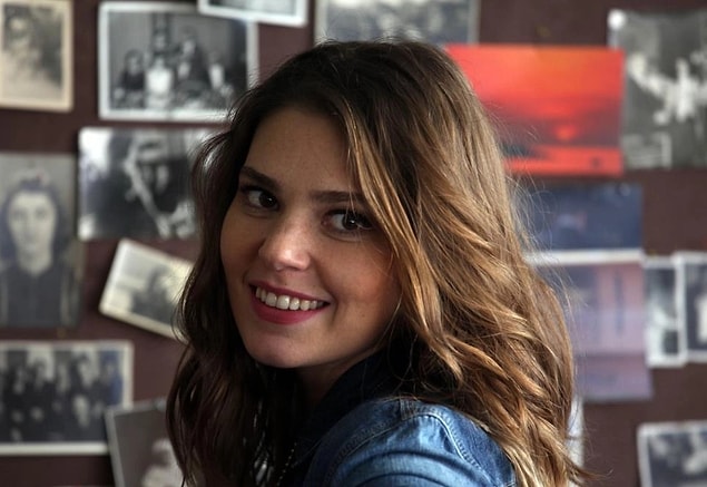 Ardından Suskunlar'ın Ahu'su olarak çıktı karşımıza. Ama artık çok farklıydı! Hepimizin tanıdığı o bıcır bıcır Aslı büyümüş; olgun, genç bir kadına dönüşmüştü.