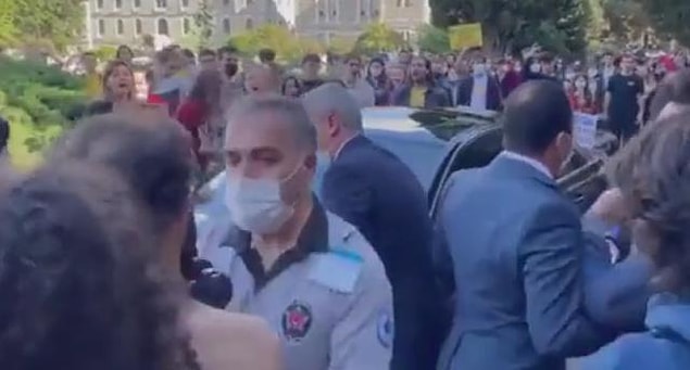 Yeni rektöre de protesto