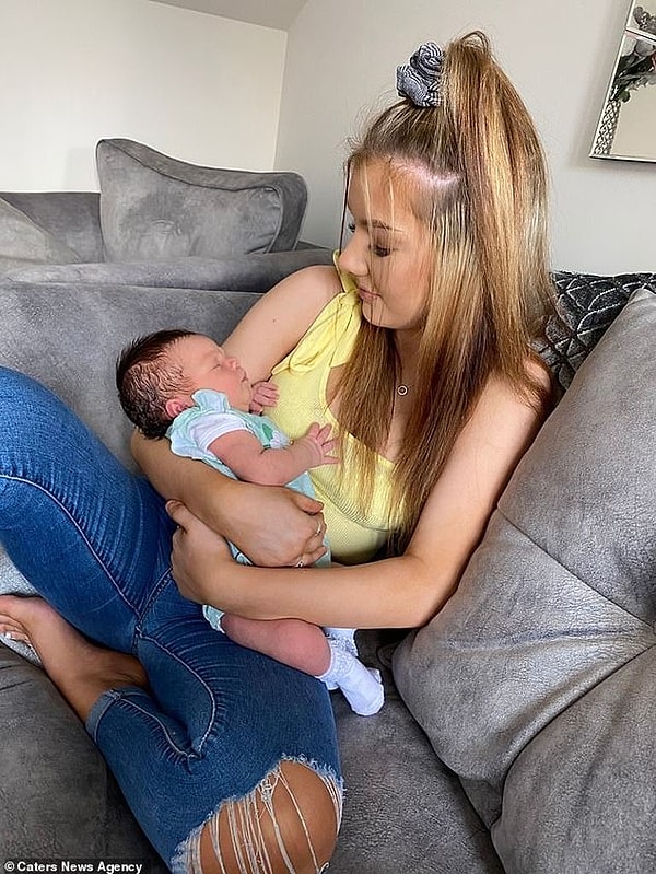 На фото 17-летняя Чармейн со своей дочерью