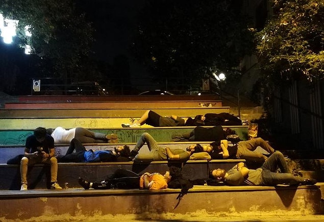"Parklarda bankların üzerinde yatanlar öğrenci mi?"
