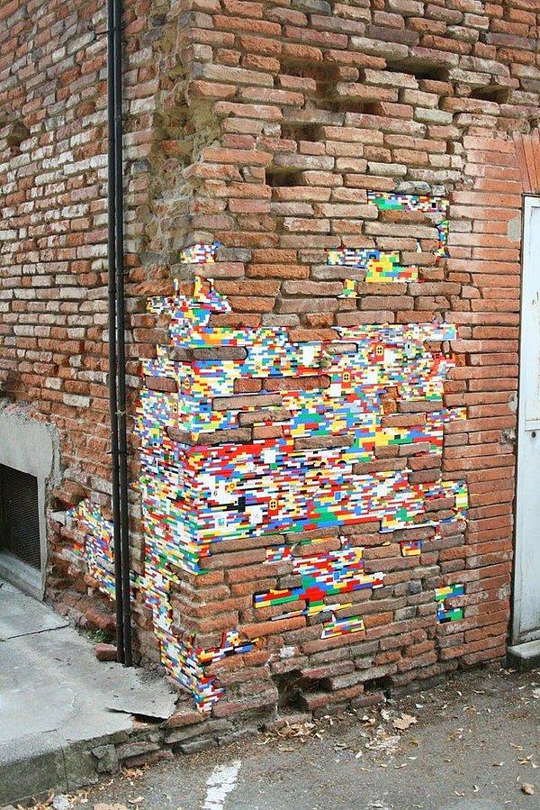 2. Jan Vormann adlı bir sanatçı dünyanın dört bir köşesindeki kırık duvar boşluklarını legolarla doldurarak bu muazzam eserleri üretiyor: