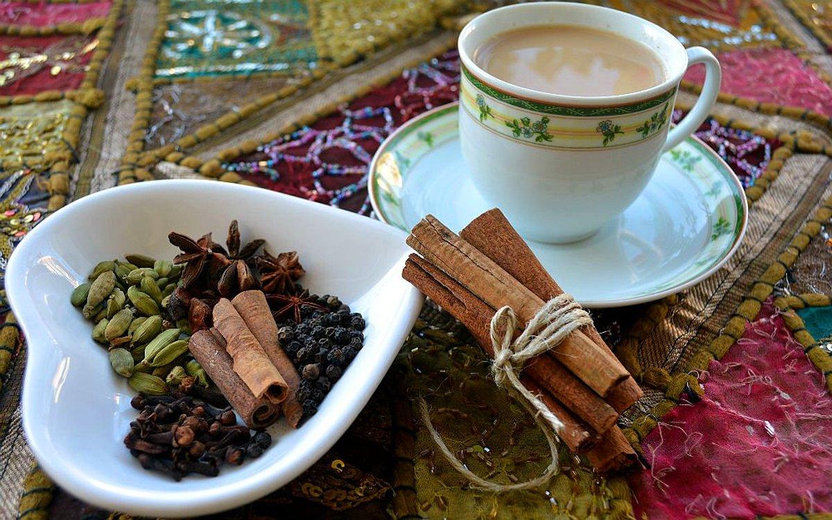 Индийский чай рецепт. Масала чай Индия. Голубая масала чай. Чай со специями - масала. Кофе масала Индия масала.