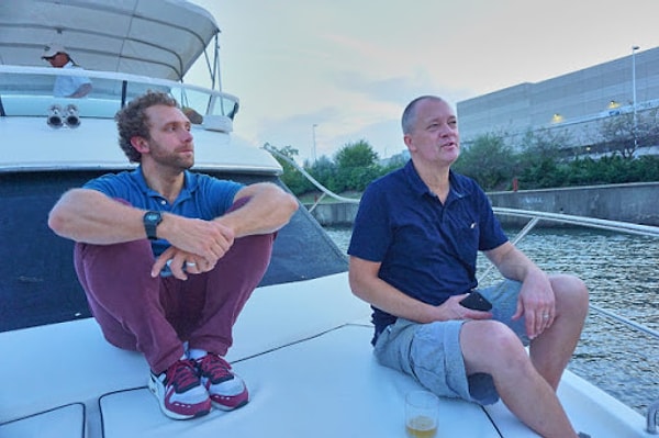 5. Лукас Уолтон (слева)