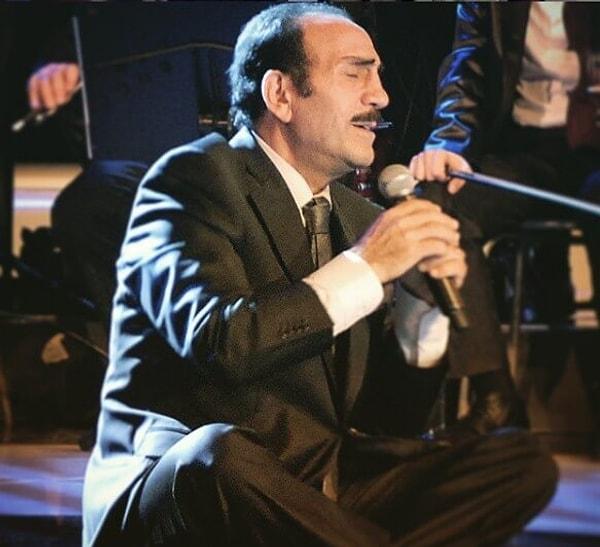 Henüz küçük yaşlarından itibaren hayatında müzik olan Mustafa Bey Kani Karaca’dan da müzik dersleri almış.
