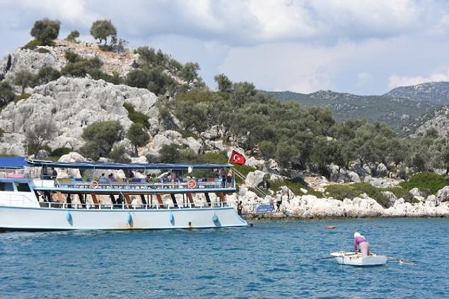 Yat kaptanları, yolcularına tanıttığı Yüksel Korucu'ya öğle yemeği de ikram ediyor.