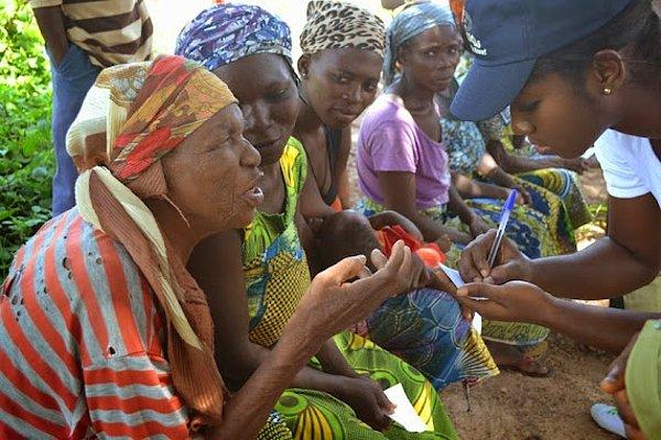 13. "Yaşam şartları ve maddi zorluklar nedeniyle Nijeryalıların ortalama ömrü 55 yıldır. Ölümlerin çoğu ise sıtma gibi hastalıklar ve içme suyundan zehirlenmek..."