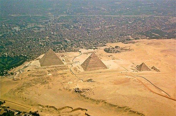 11. Giza piramitleri düşünüldüğü gibi şehirden çok uzakta değildir.