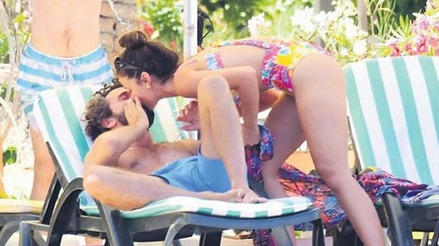 Yakalanmaları uzun sürmedi! Çekimler biter bitmez soluğu Marmaris'te alan ünlü çift, baş başa tatil yaparken görüntülendi.