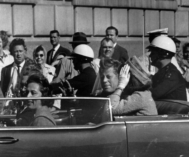 Kennedy suikastinin hiç gerçekleşmediği ya da büyük bir planın parçası olduğuna dair teoriler de buraya dahil.