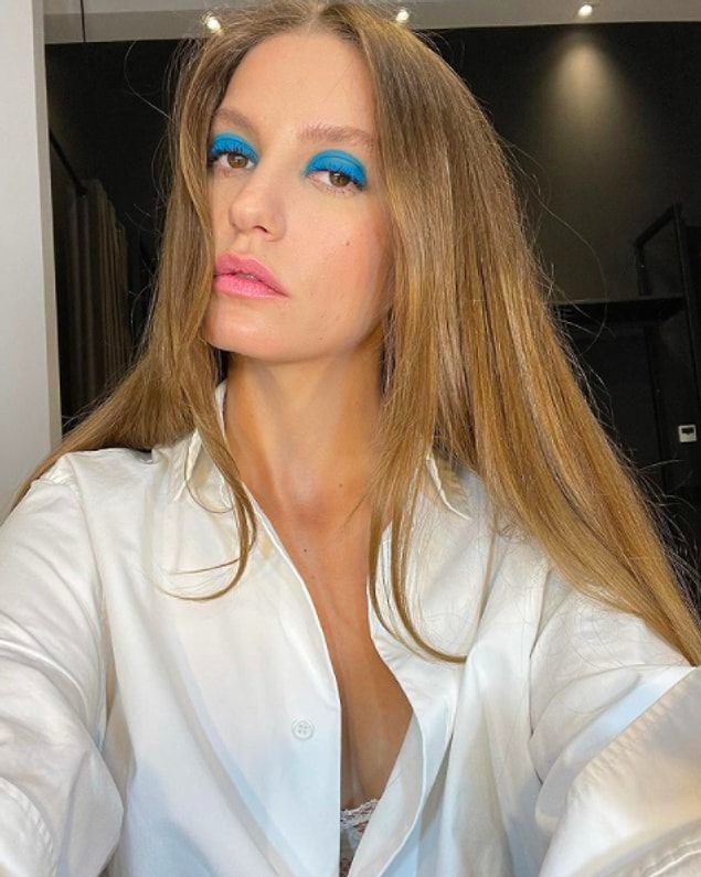 Serenay Sarıkaya’yı tanımayan, hatta arttırıyorum kendisini beğenmeyen çok çok az insan vardır.