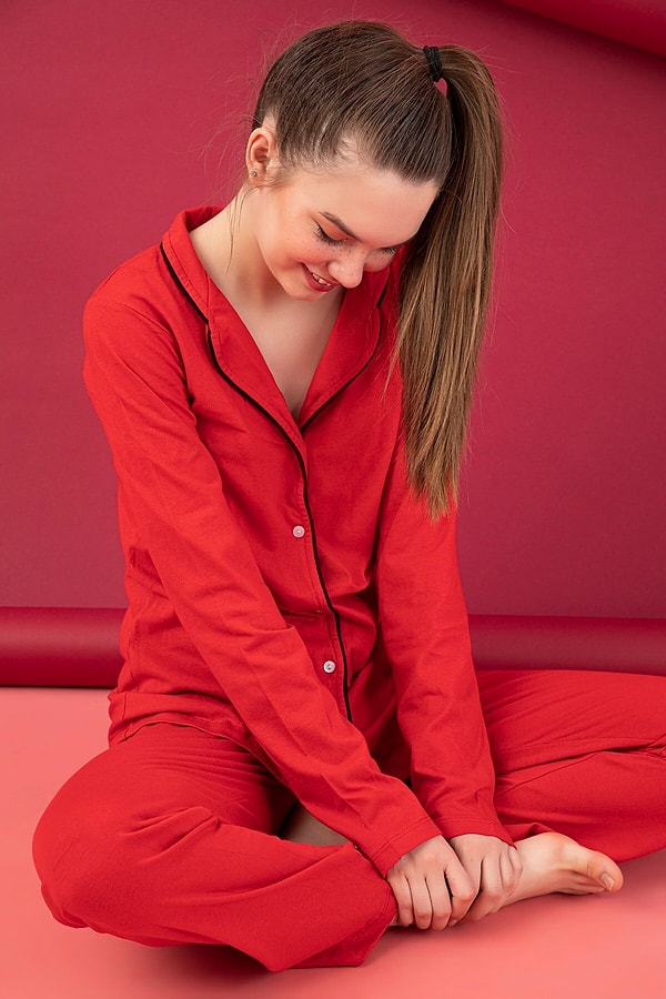 10. Kırmızı pijama denilince aklınıza hemen seksi modeller gelmesin, kırmızı pijamanın rahatını da yapmışlar!
