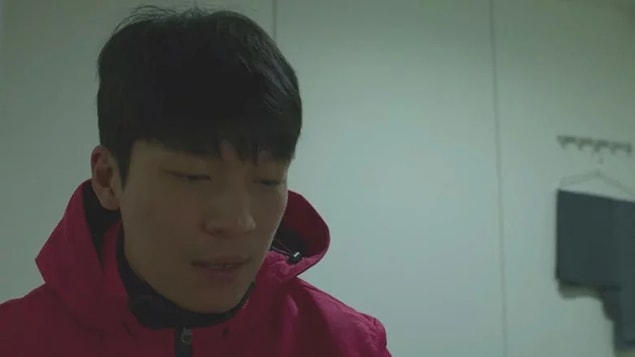 11. Hwang Jun-ho'nun bu kadar sıkı güvenlik önlemleri alınan bir bölgeye bu kadar kolay girmesi de bize biraz saçma geldi.