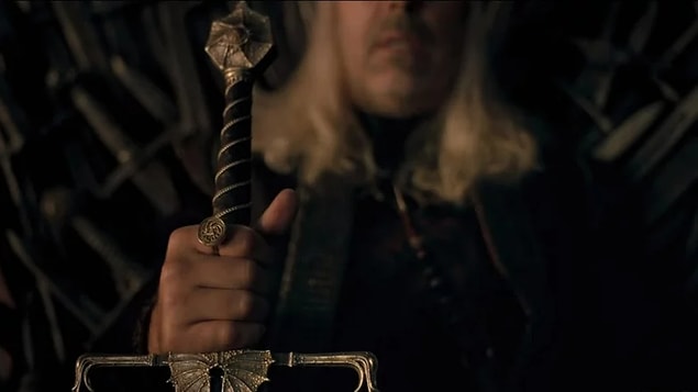 Sonunda Demir Taht'ta oturan Kral Viserys elinde asasıyla karşımıza çıkıyor.