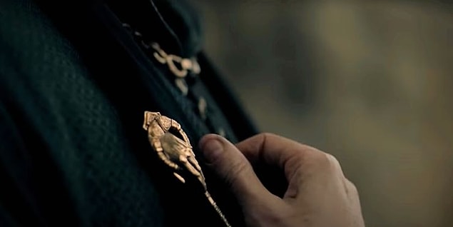 Burada gördüğümüz el ise hem 'Kralın Eli' hem de Kral Viserys'in ikinci eşi Alicent'in babası olan Otto Hightower'a ait.