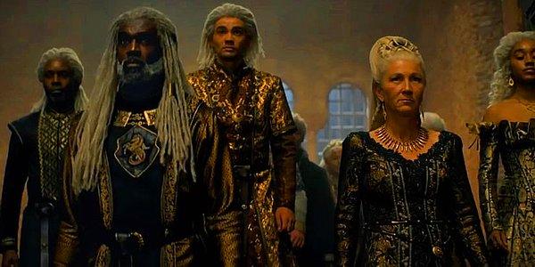 Fragmanda yer alan Velaryon ailesinin üyeleri Corlys, eşi Rhaenys, çiftin oğulları Laenor ve kızları Laena.