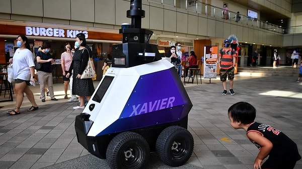 Singapur İçişleri Bakanlığı’na bağlı Ulusal Bilim ve Teknoloji Ajansı (HTX) tarafından üretilen robotlar sigara içenleri, kaldırımda scooter kullananları ve seyyar satıcıları tetkik edecek.