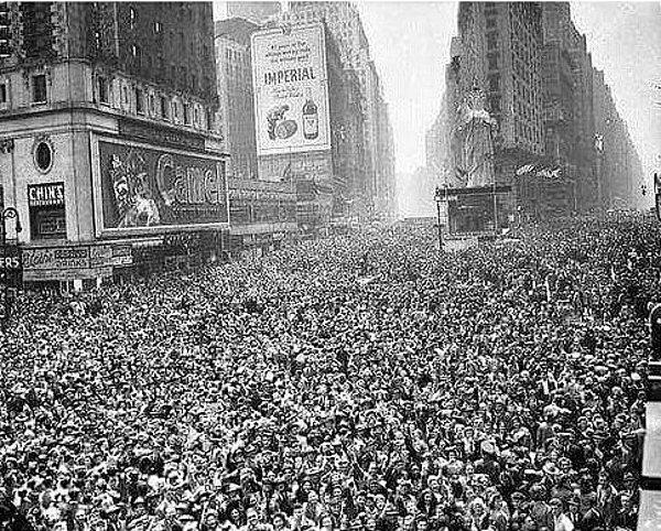 4. Manhattan, New York’ta İkinci Dünya Savaşı’nın sona ermesini kutlayan insanlar: